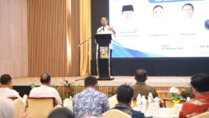 Wali Kota Batam Amsakar Achmad memberikan plakat BPJS kepada UMKM