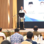 Wali Kota Batam Amsakar Achmad memberikan plakat BPJS kepada UMKM