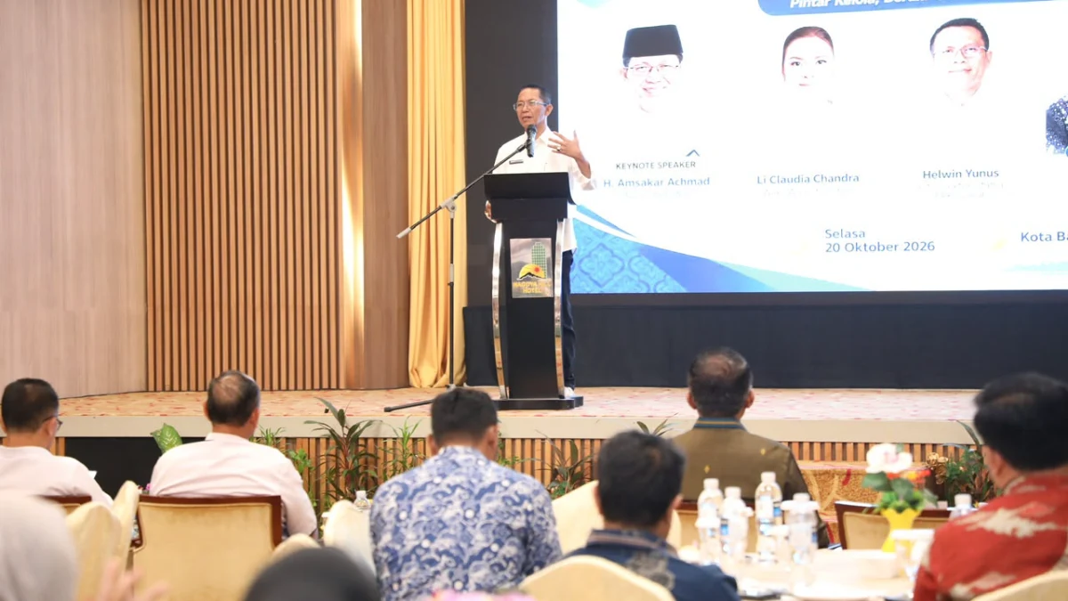 Wali Kota Batam Amsakar Achmad memberikan plakat BPJS kepada UMKM