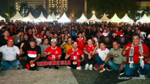 Kerumunan warga Batam bersorak di Dataran Engku Putri setelah Indonesia juara