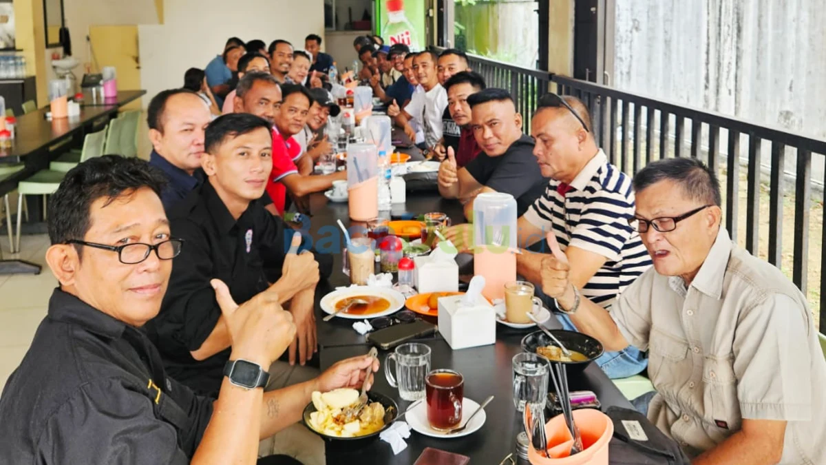 Sekitar tiga puluh wartawan berkumpul di kedai kopi Tarempa, Tanjungpinang