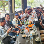 Sekitar tiga puluh wartawan berkumpul di kedai kopi Tarempa, Tanjungpinang
