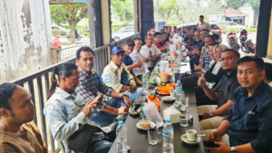 Sekitar tiga puluh wartawan berkumpul di kedai kopi Tarempa, Tanjungpinang