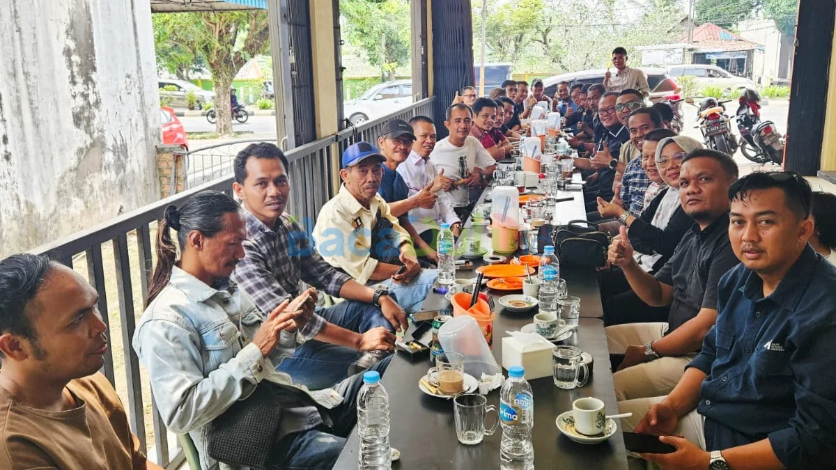 Sekitar tiga puluh wartawan berkumpul di kedai kopi Tarempa, Tanjungpinang