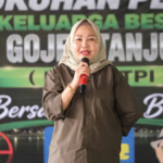 Weni Pustoko berbicara kepada mitra Gojek di ruang serbaguna Pinang Harmoni A8
