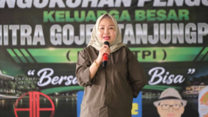 Weni Pustoko berbicara kepada mitra Gojek di ruang serbaguna Pinang Harmoni A8