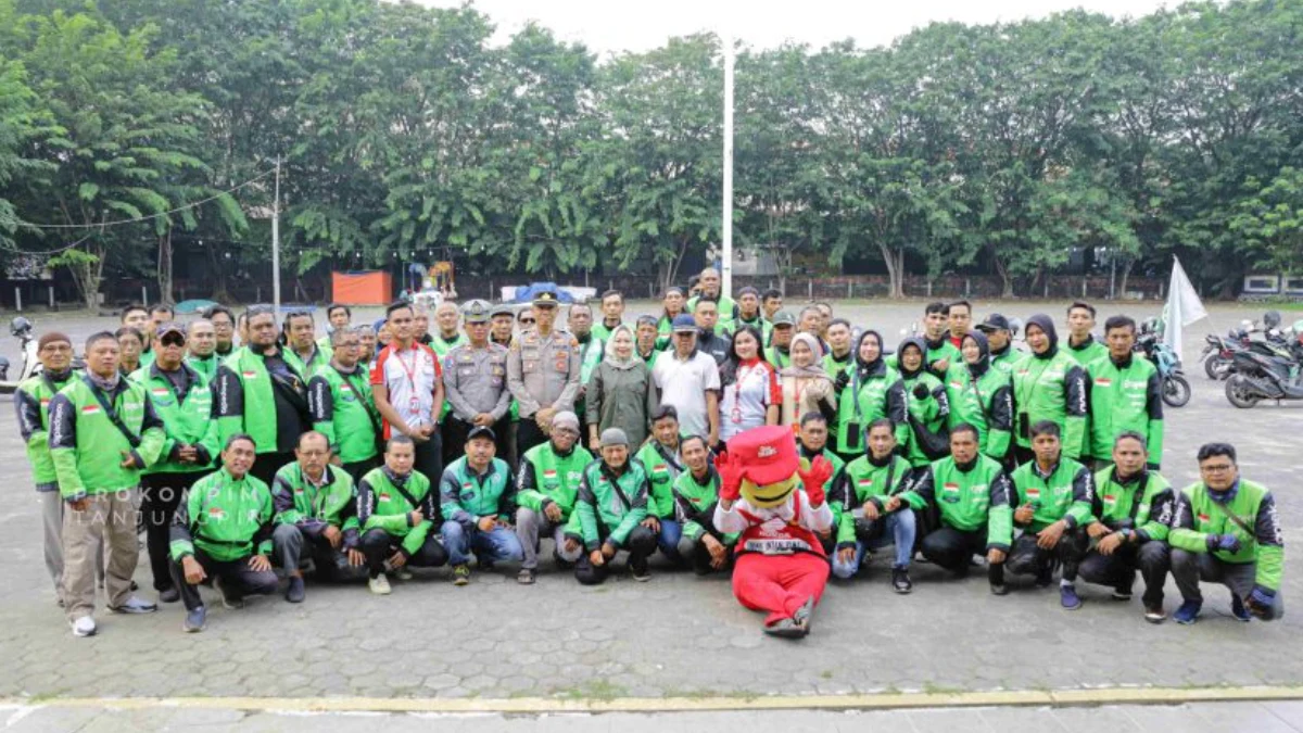 Weni Pustoko berbicara kepada mitra Gojek di ruang serbaguna Pinang Harmoni A8