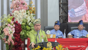 Zulkifli Syukur speaking at DPRD Rohul meeting in Rokan Hulu